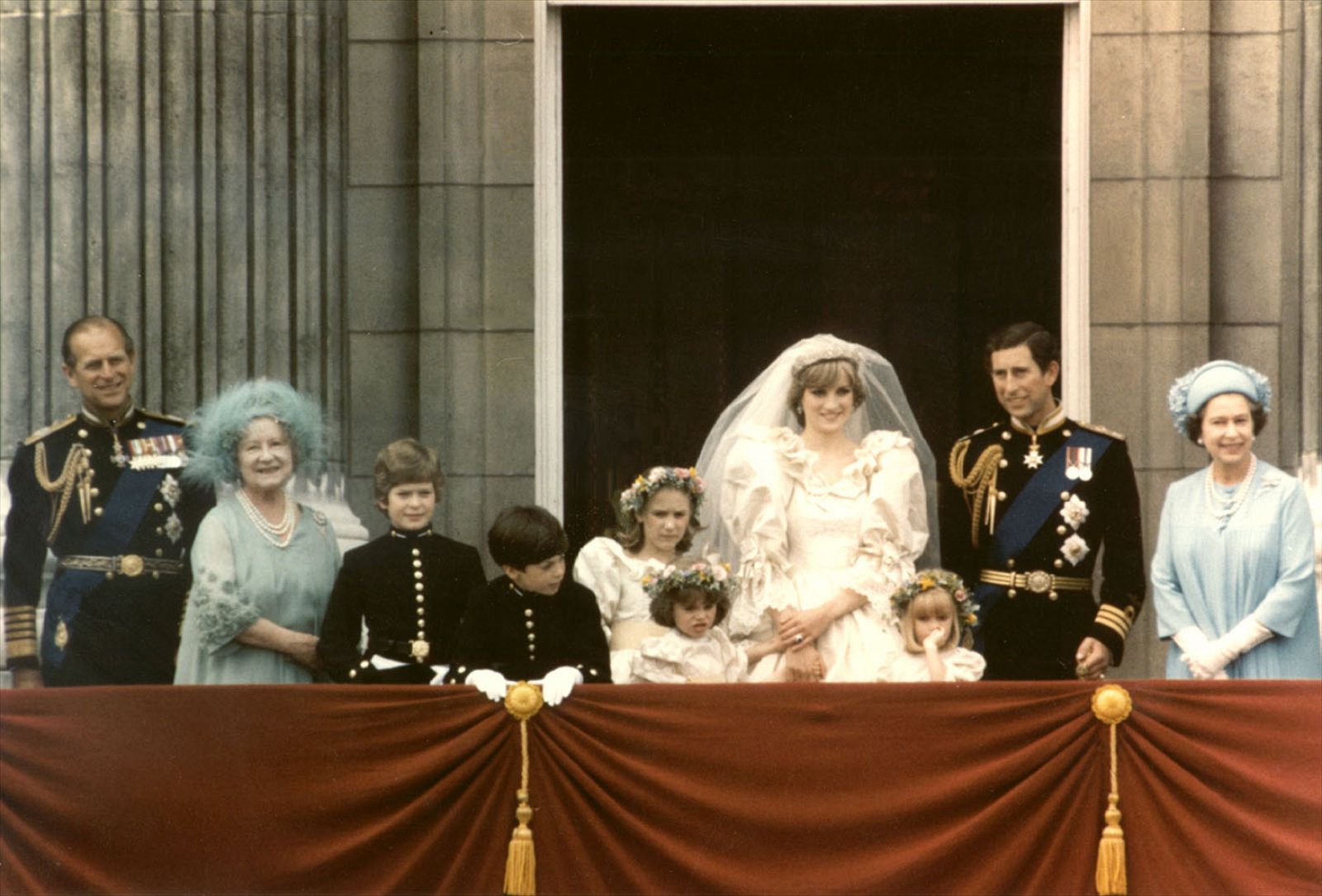Diana de Gales - Diana de Gales posa junto a la familia real el d�a de su boda