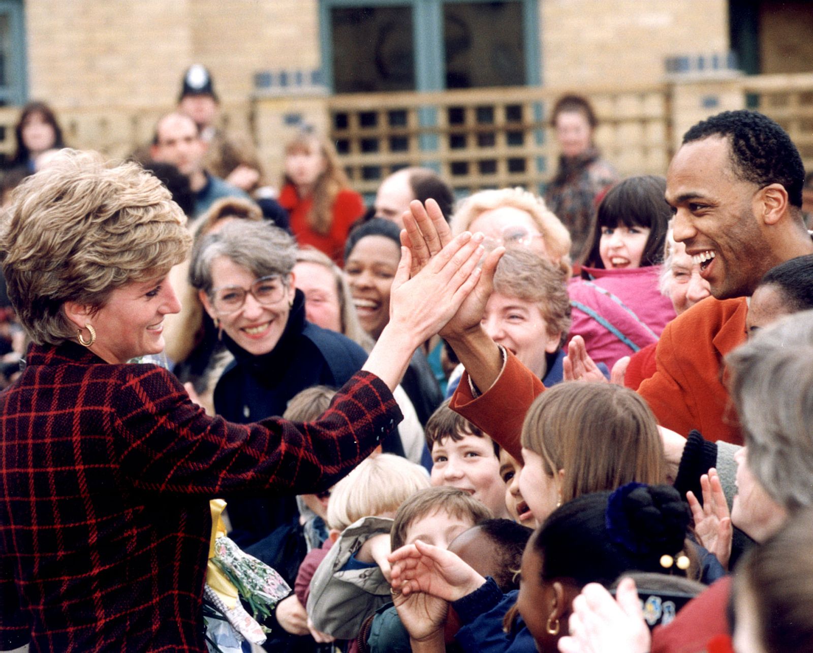 Diana de Gales - La princesa Diana saluda a los ciudadanos en un evento oficial