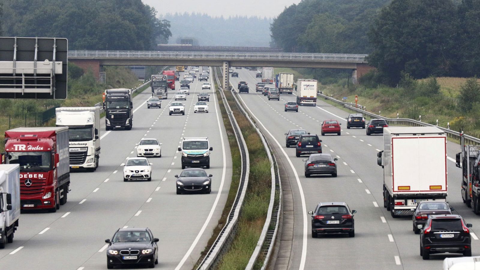 Turismos y camiones circulan por una autopista