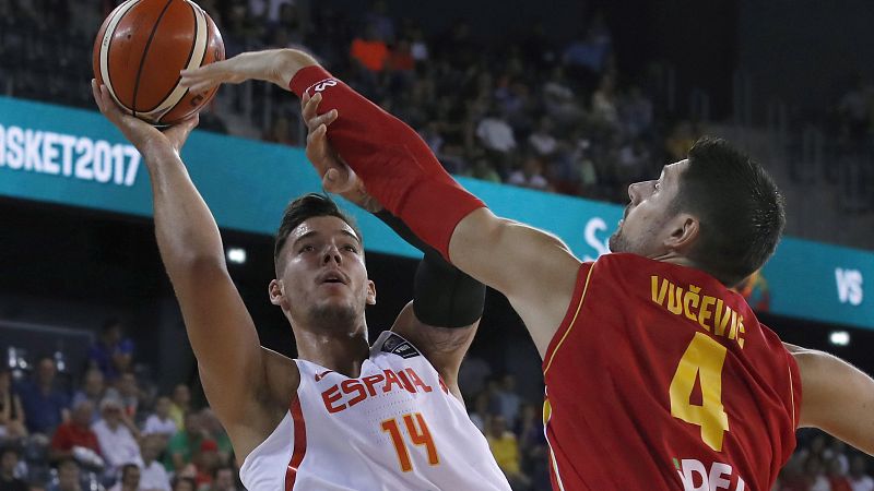 Willy Hernangómez, de España, lanza a canasta ante Nikola Vucevic, de Montenegro.