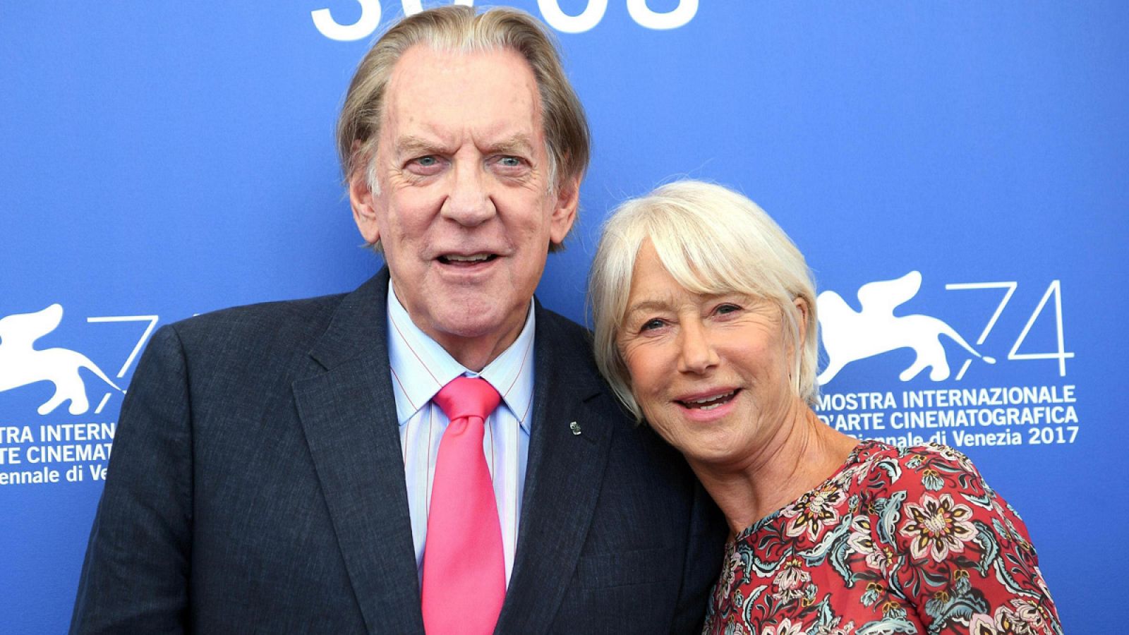 Donald Sutherland y Helen Mirren posan para los medios durante la presentación de 'The Leisure Seeker'