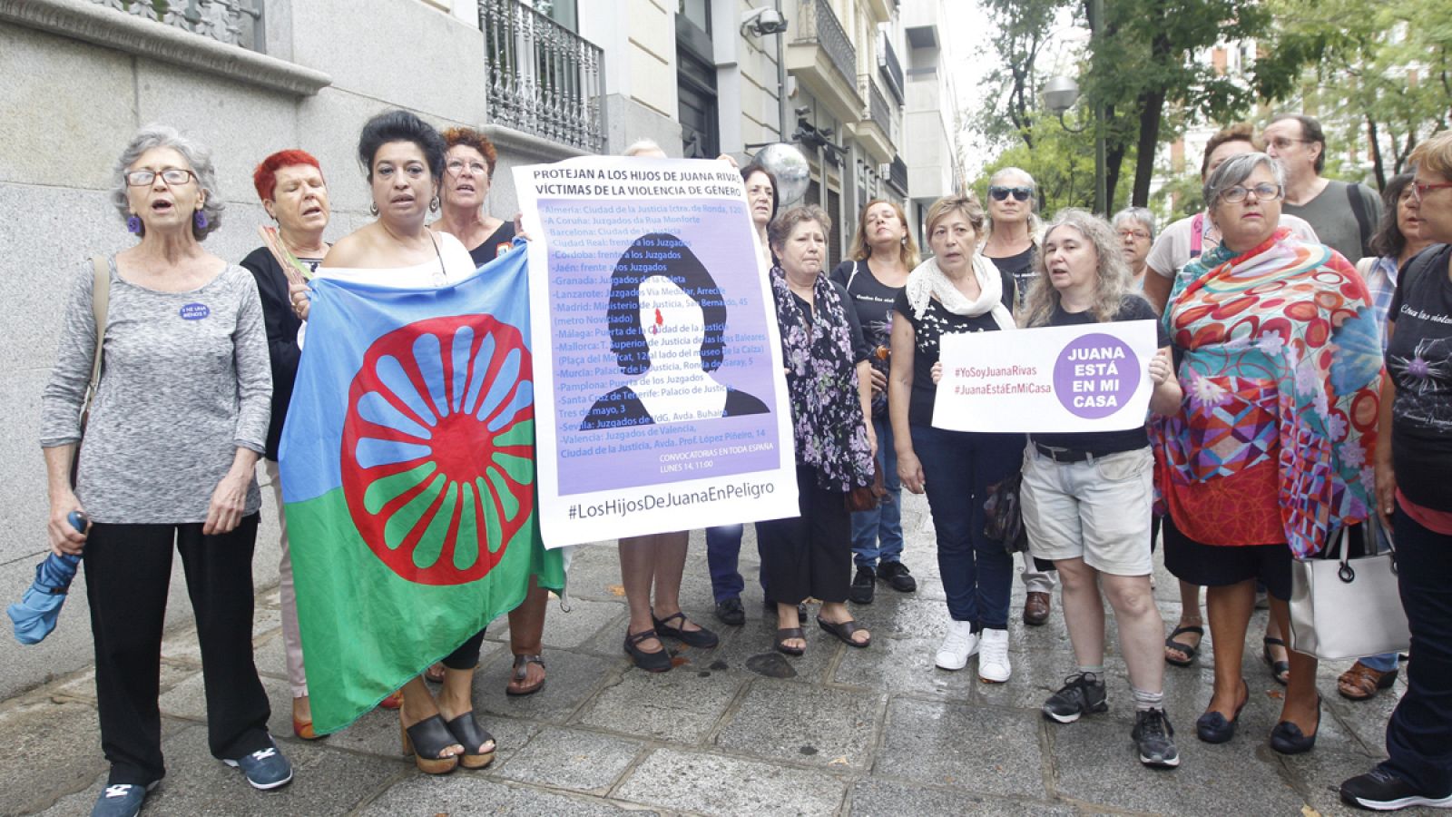 Asociaciones de mujeres se manifiestan ante el CGPJ por el caso de Juana Rivas