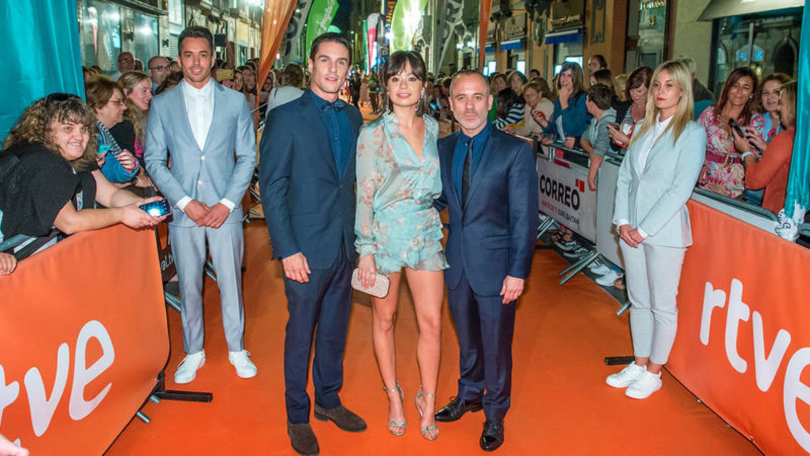 Los actores de 'Estoy Vivo' inauguran la alfomnbra naranja del FesTVal 
