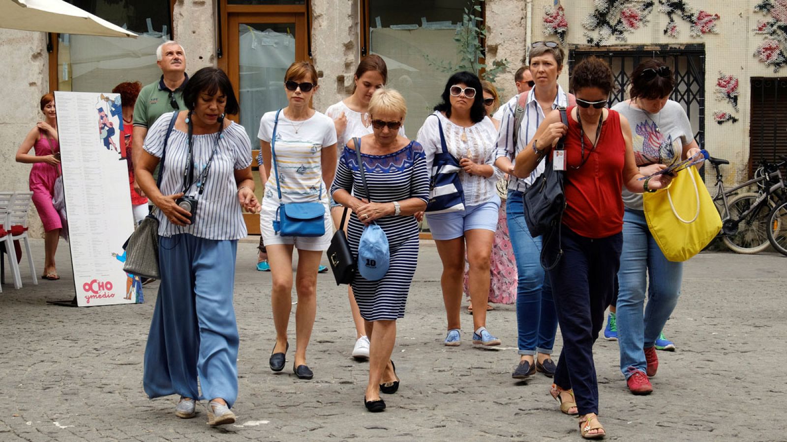 Un grupo de turistas pasean por las calles de Valencia