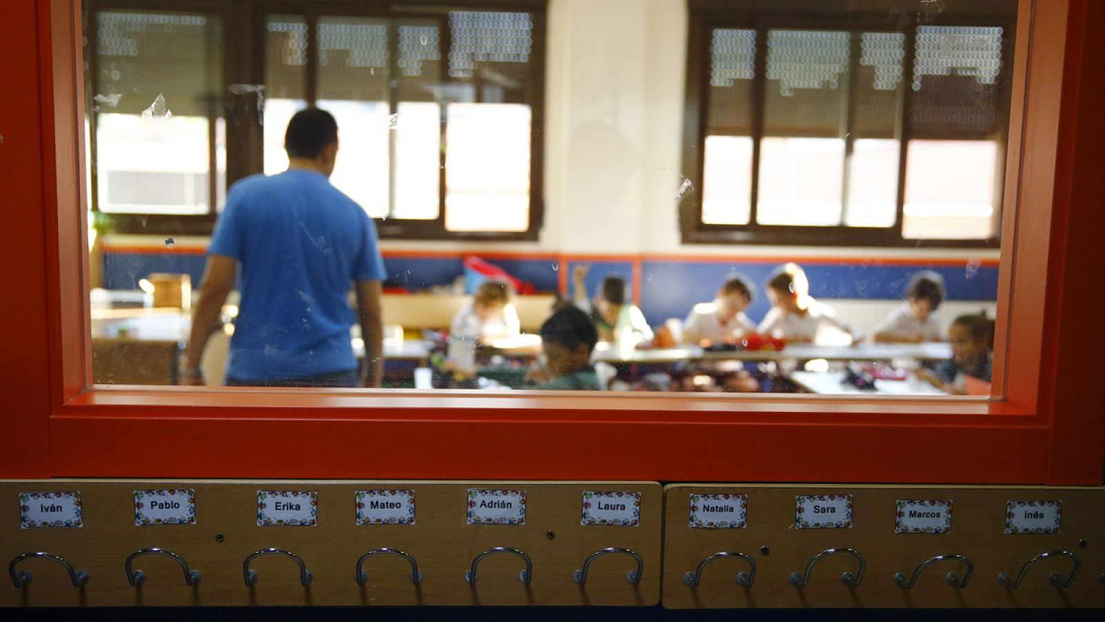 Varios niños en una clase de un colegio público en el primer día del curso escolar.