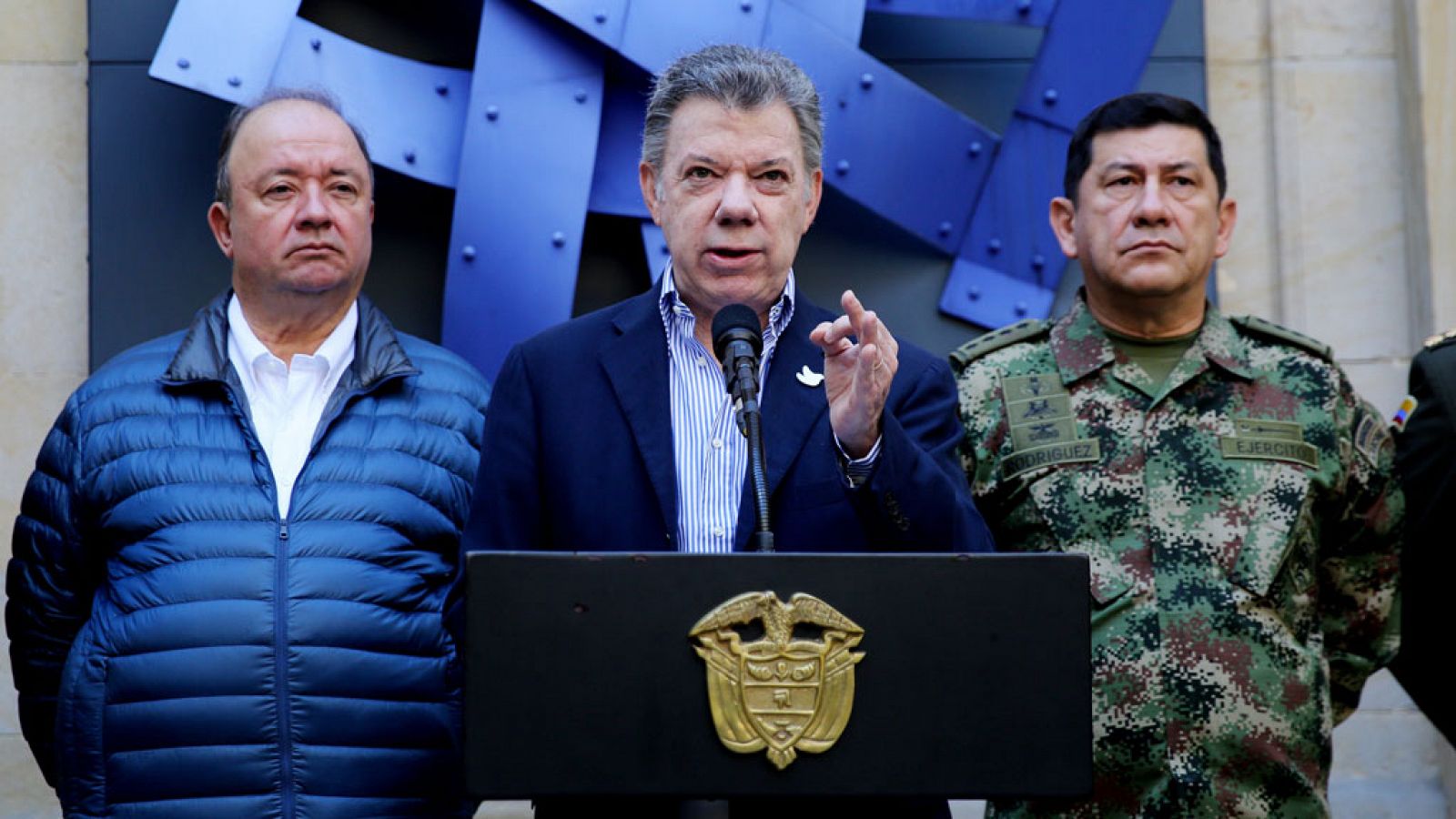 El presidente colombiano, Juan Manuel Santos (c), en una imagen de archivo