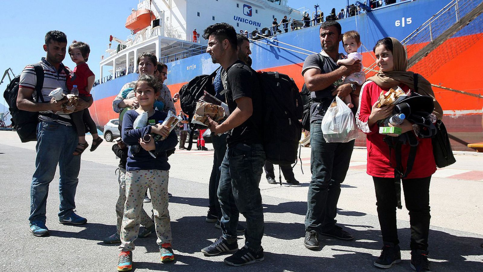 Migrantes desembarcados en el puerto de la isla de Creta, en Grecia