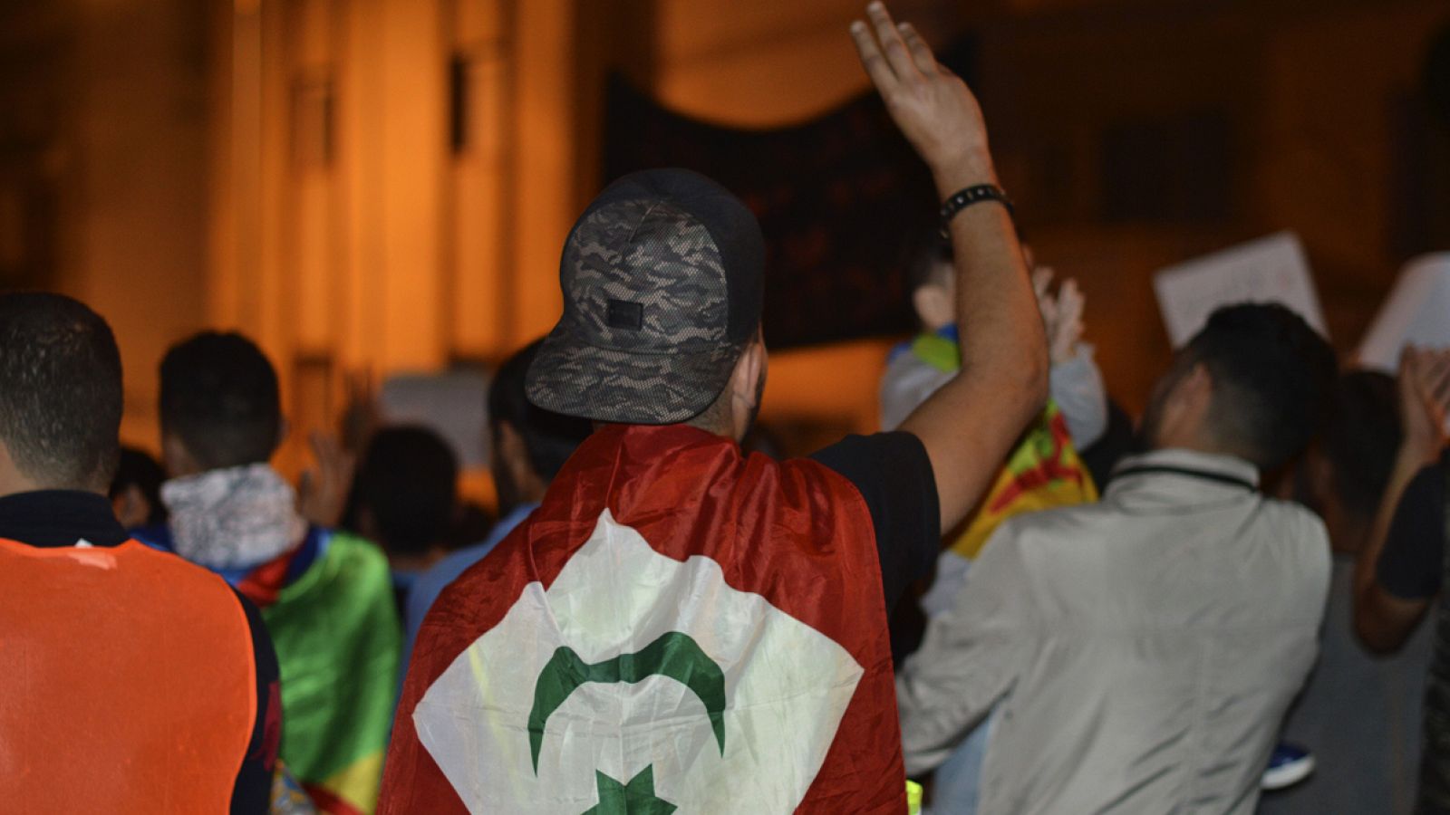 Un manifestante, con la bandera de la República del Rife durante una protesta nocturna celebrada en la ciudad de Alhucemas, Marruecos