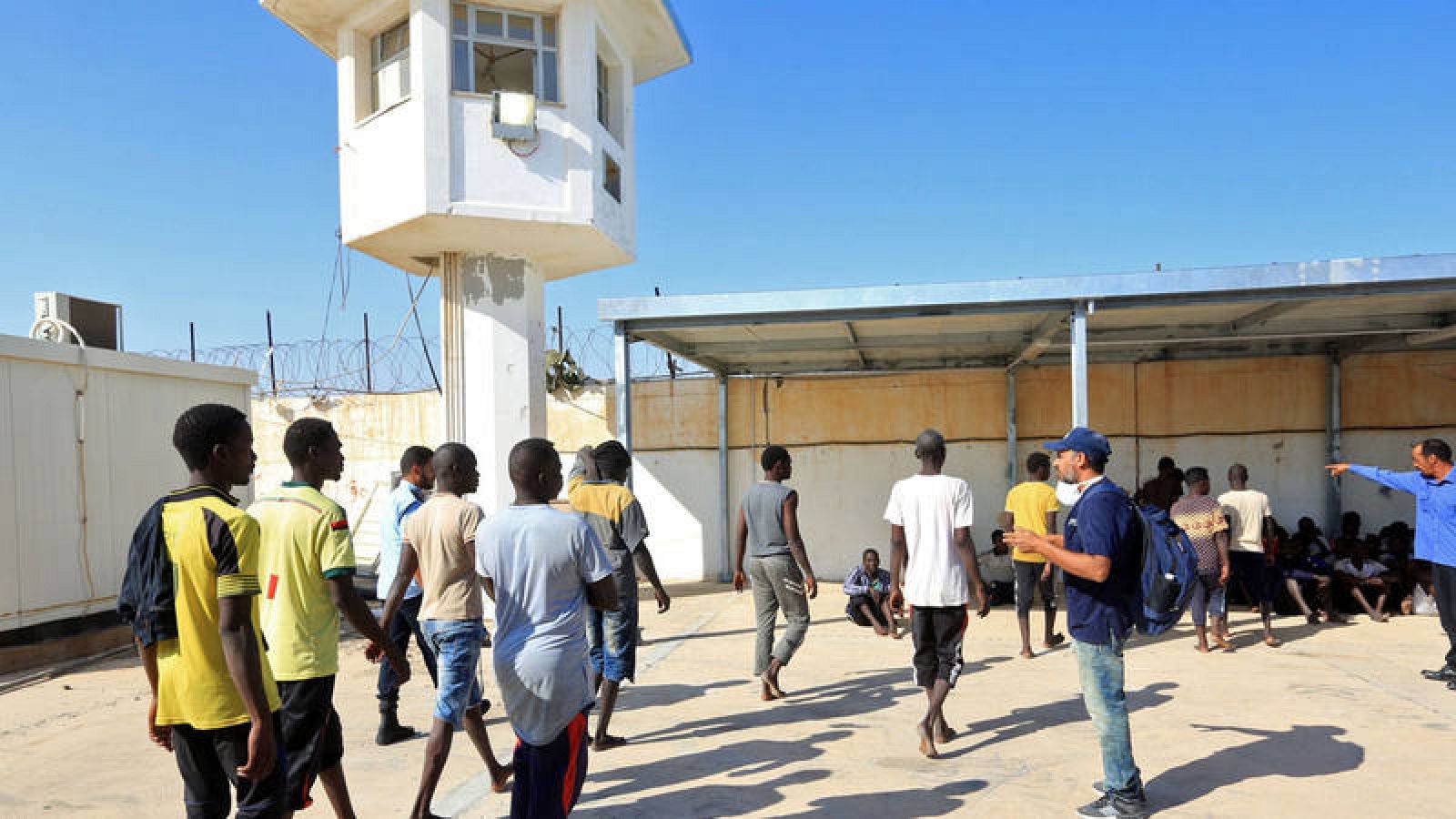 Inmigrantes ilegales de Africa llegando a una base naval en Tripoli después de haber sido rescatados por la Guardia Costera de Libia en el Mar Mediterráneo. 