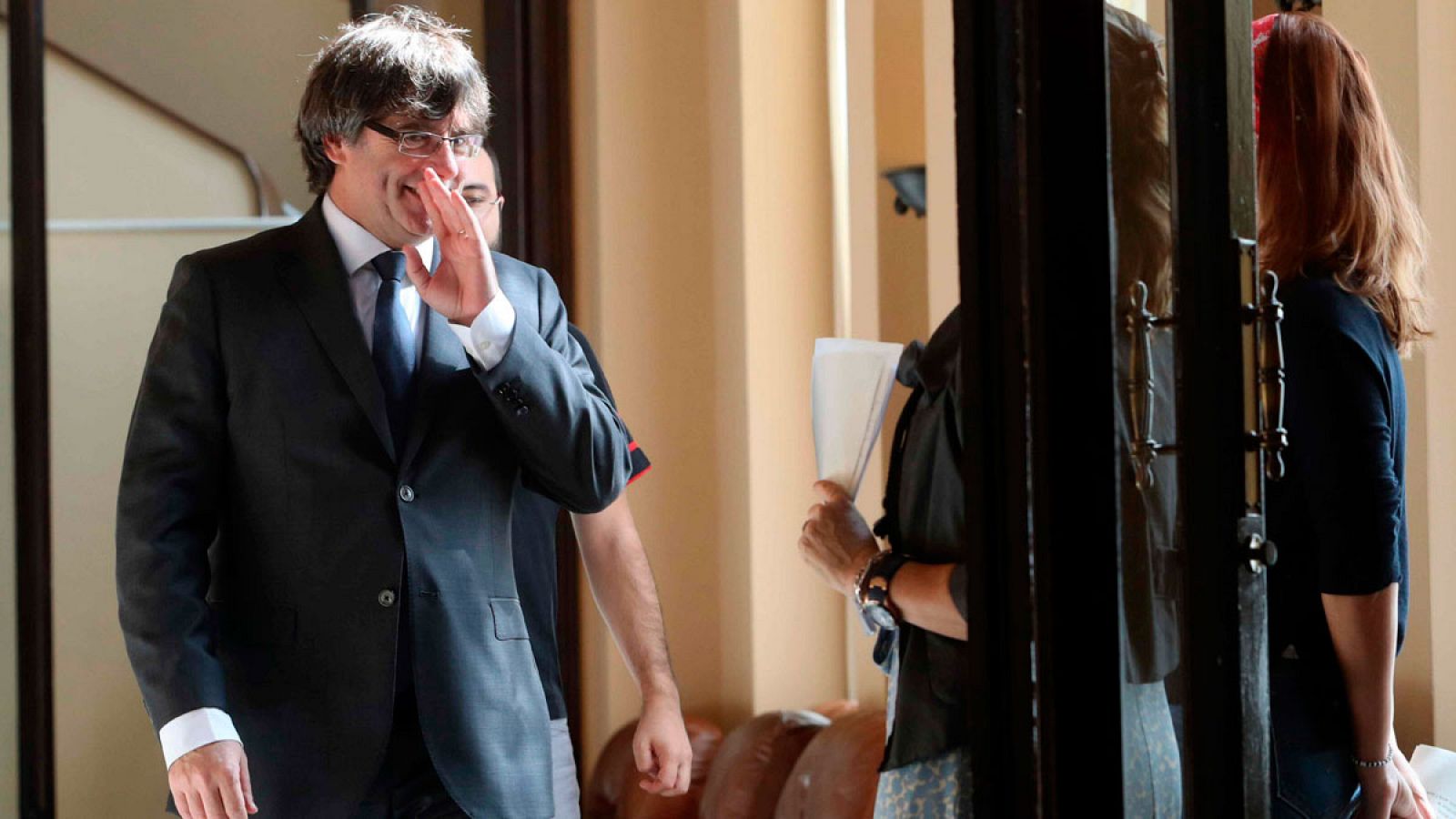 Carles Puigdemont en los pasillos del Parlament de Cataluña