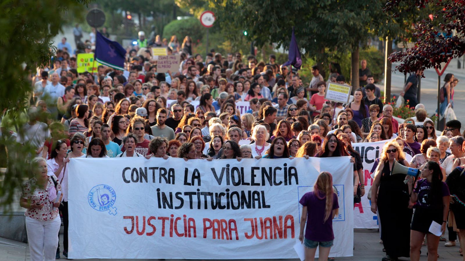 Numerosos manifestantes convocados por varias plataformas feministas de Granada y de toda España recorren las calles de Granada