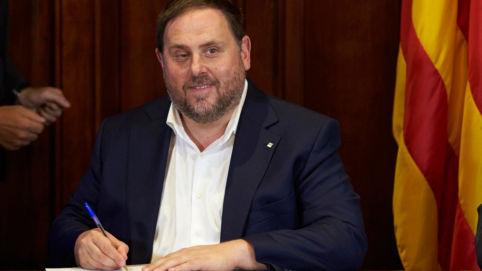 Oriol Junqueras firma la convocatoria de referéndum