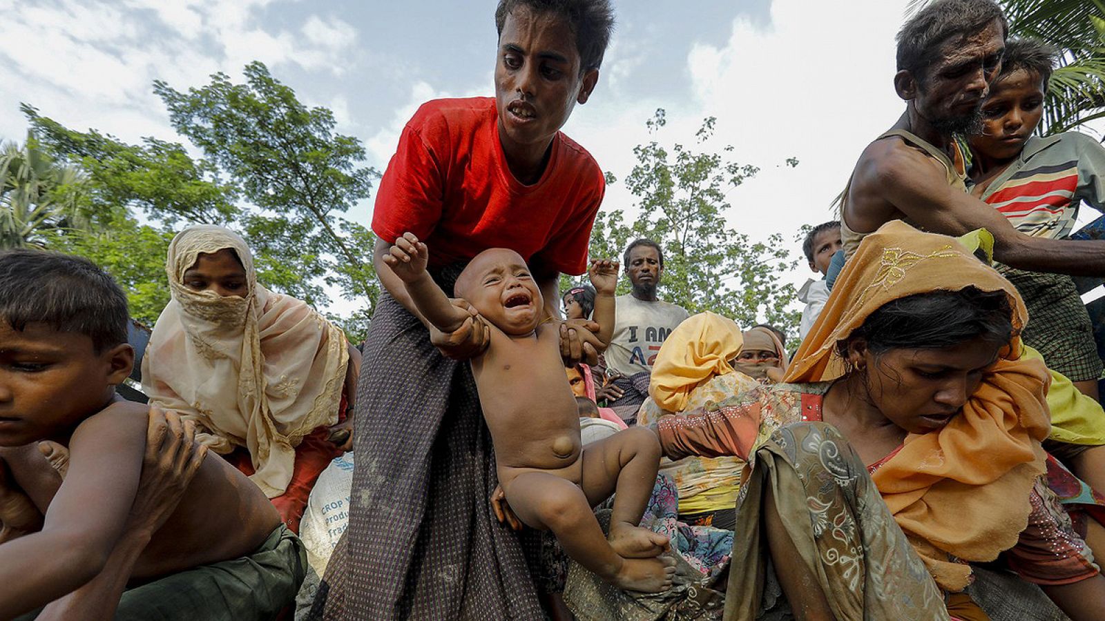 Refugiados rohinyás de Birmania llegan a un campo de acogida en Bangladés