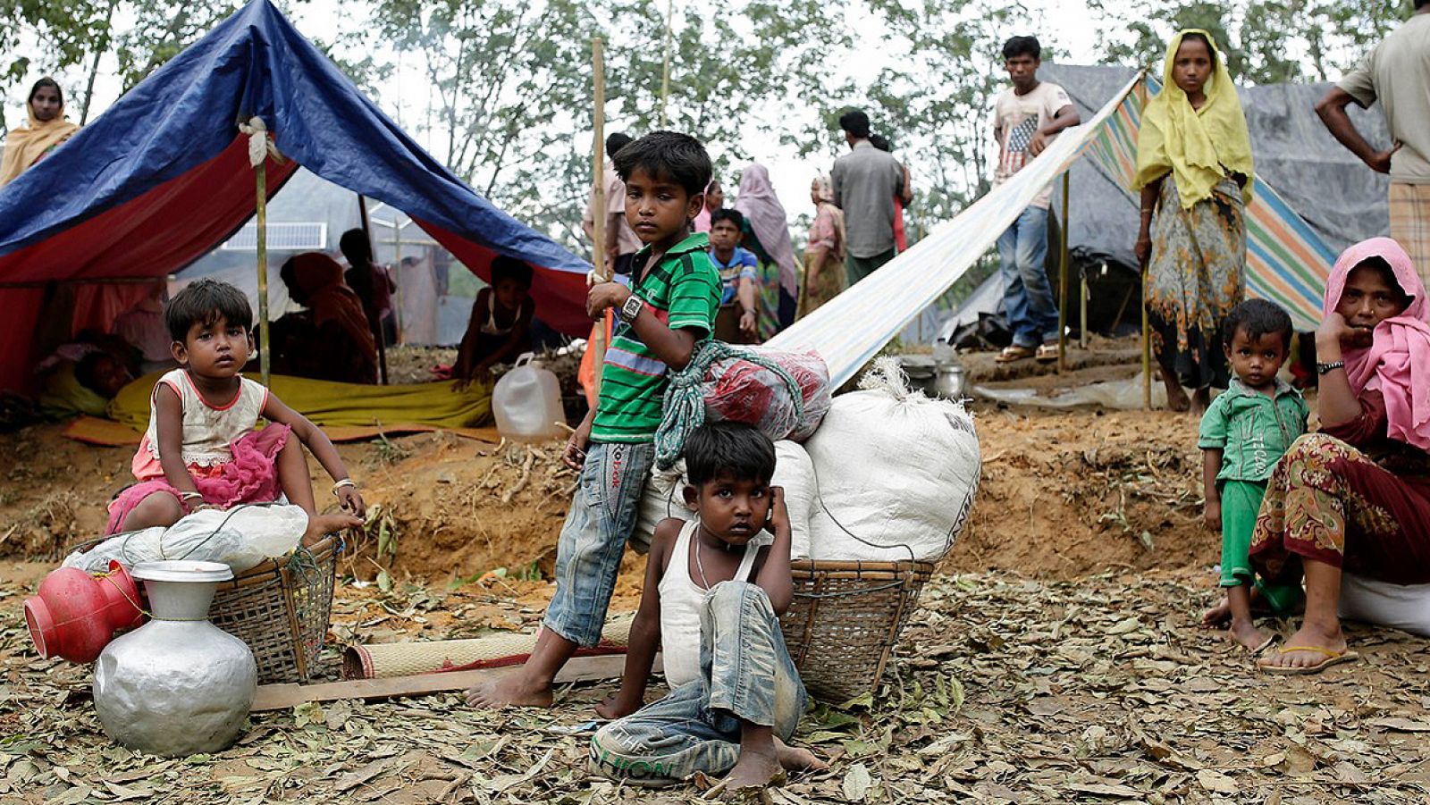Una familia rohinyá en una campamento temporal en Ukhiya, en Bangladés