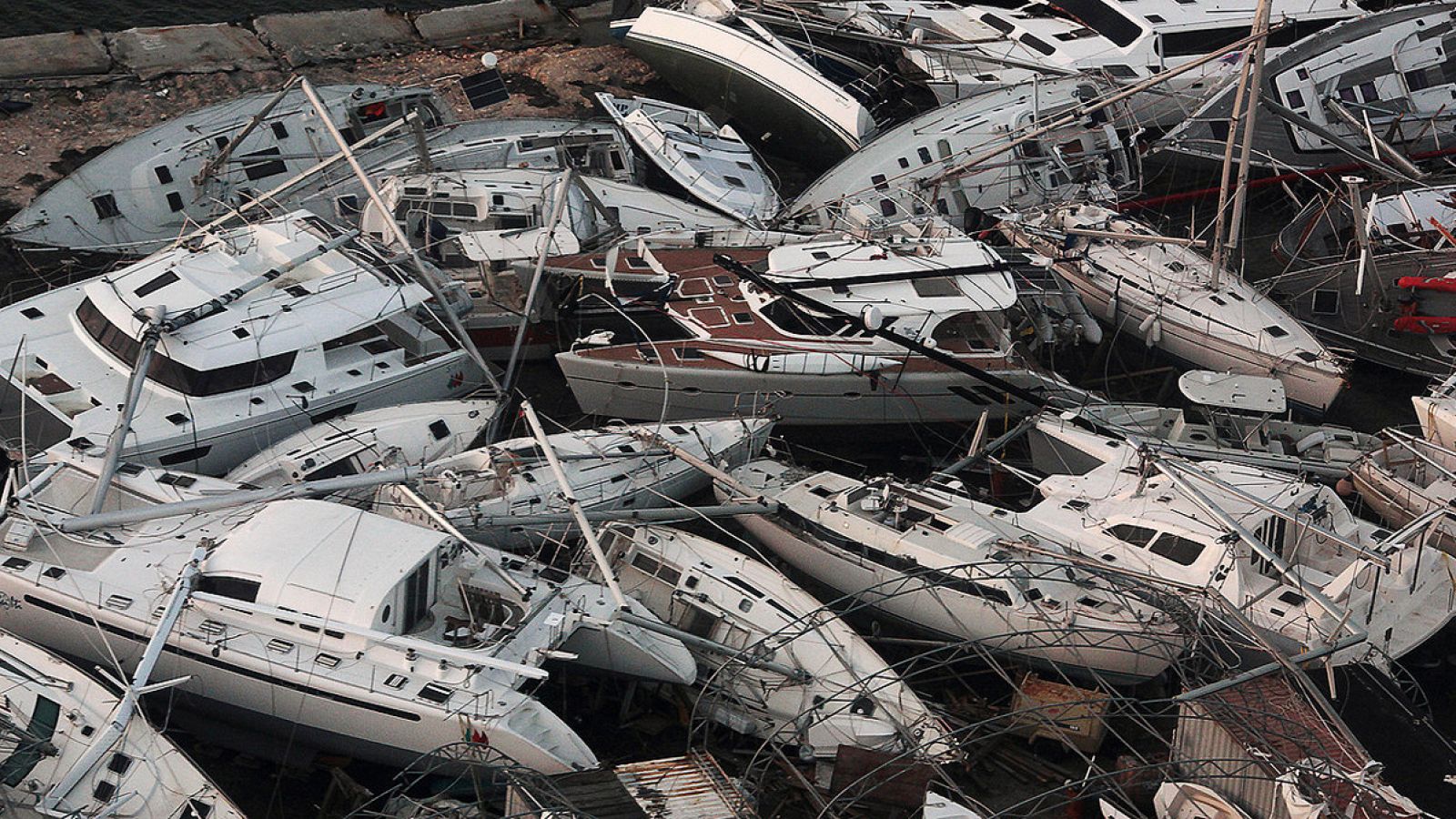 Barcos destrozados por el huracán Irma en la parte holandesa de la isla de San Martín, en el Caribe