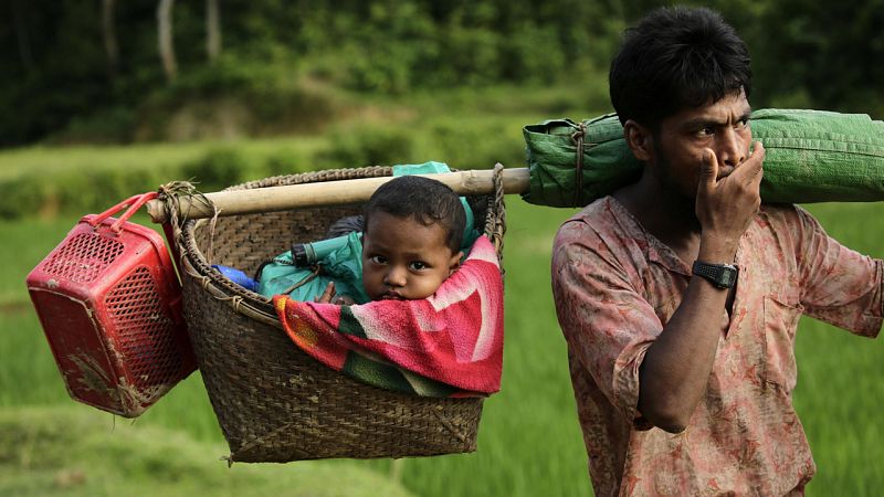 Refugiados Rohinyás llegan a Tuangiri, en Bangladesh, tras huir de Myanmar