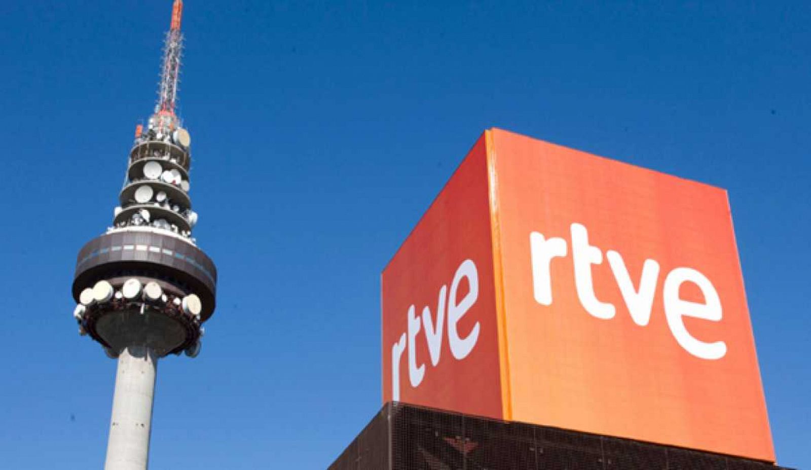 Imagen de archivo del logo de RTVE en las instalaciones de Torrespaña, con el Pirulí al fondo.