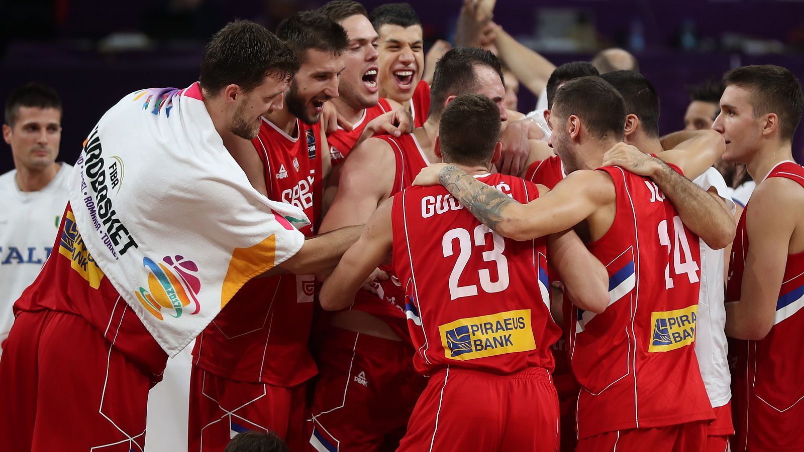 Los jugadores de Serbia celebran el pase a semifinales.