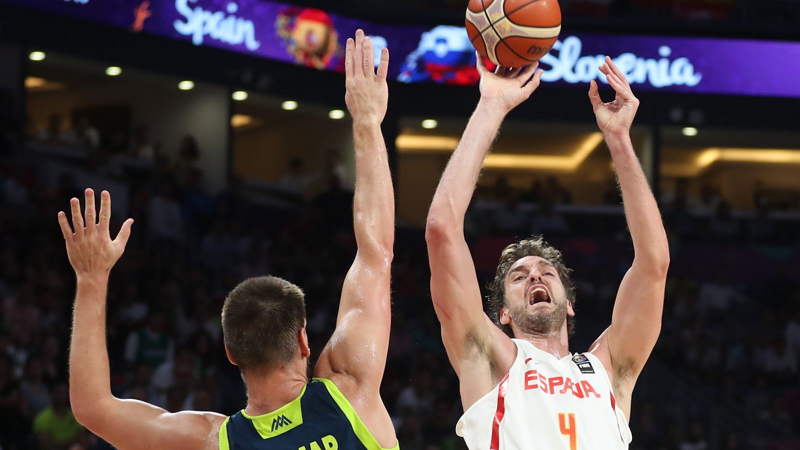 Pau Gasol tira a canasta frente al esloveno Vidmar