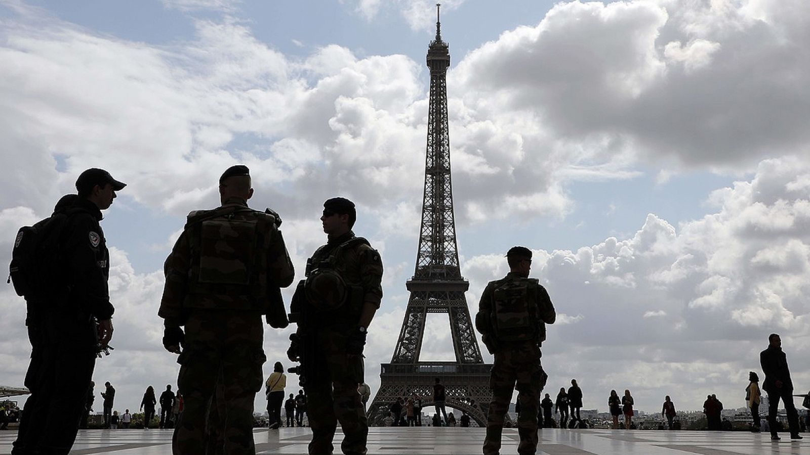 Policías y militares franceses de la operación Sentinelle en la plaza del Trocadero, en París