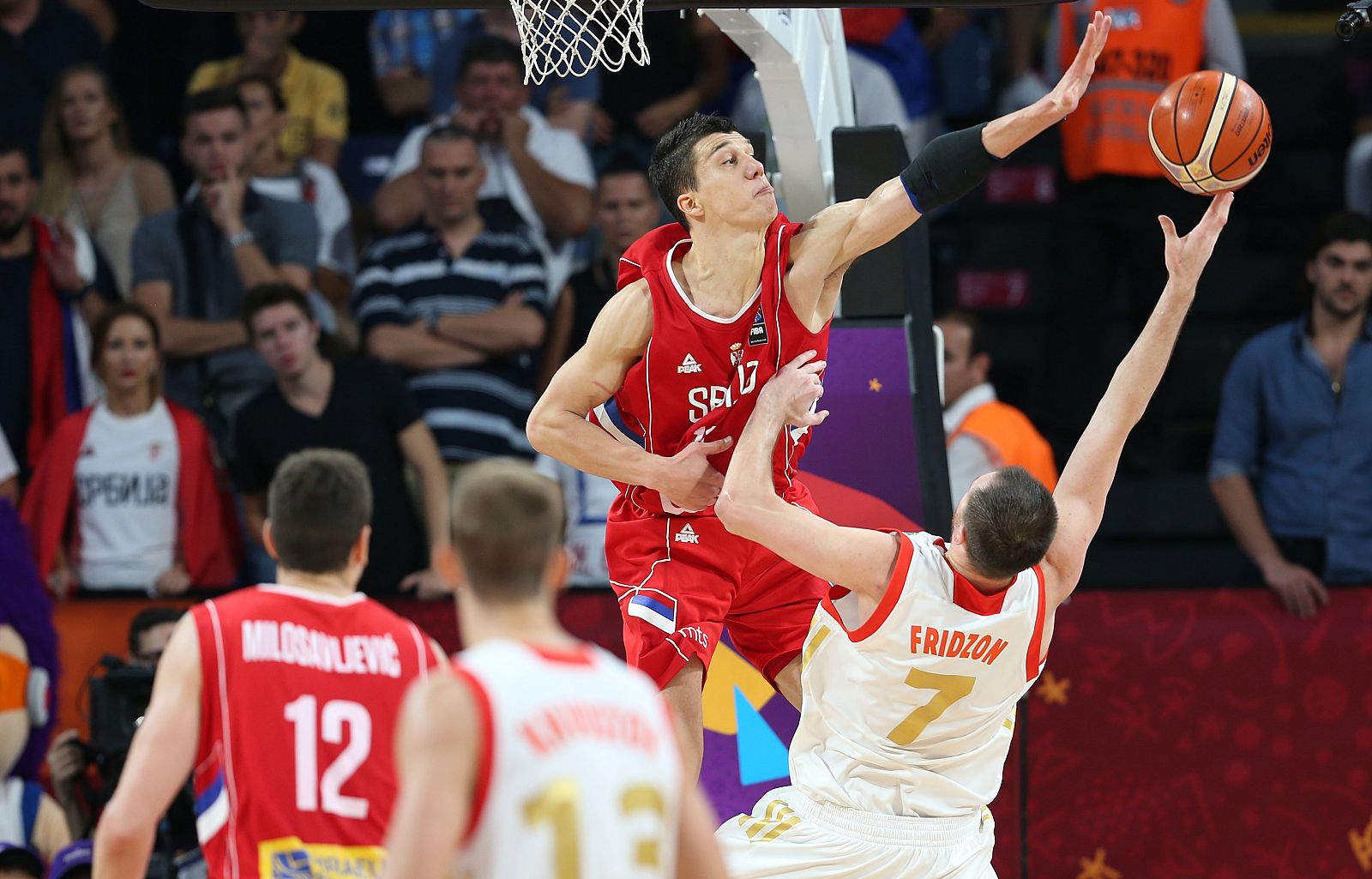 Un lance de la semifinal entre Serbia y Rusia