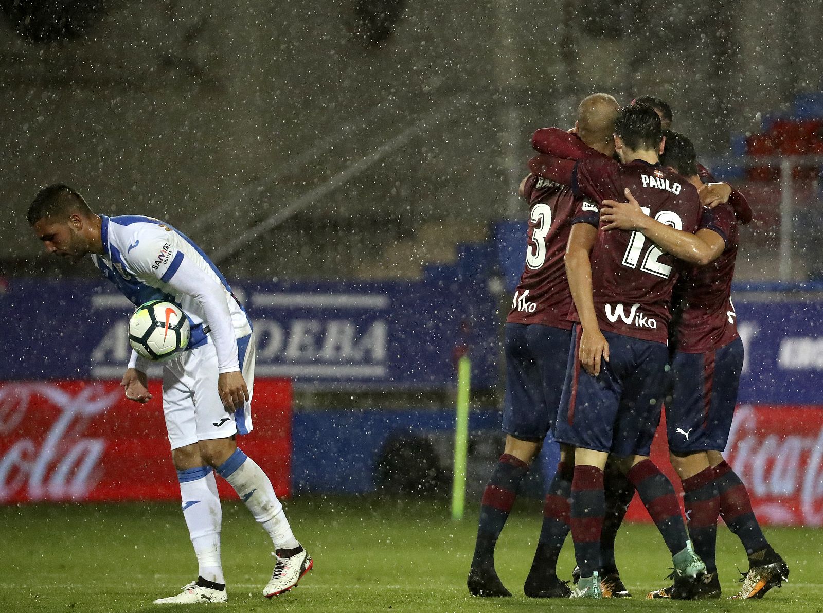 Los jugadores del Eibar celebran el gol de Gálvez (3)