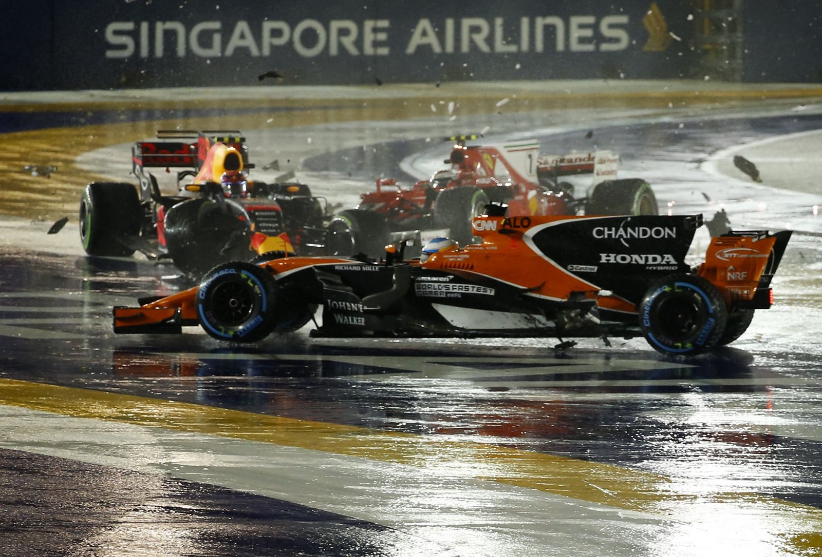 Alonso, en primer plano, involucrado en el accidente de la salida junto a Raikkonen y Verstappen.