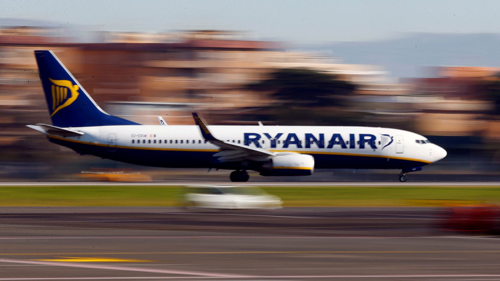 Un avión de Ryanair aterriza en un aeropuerto italiano