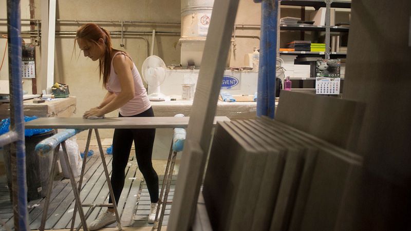 Una trabajadora de una empresa en Lucena