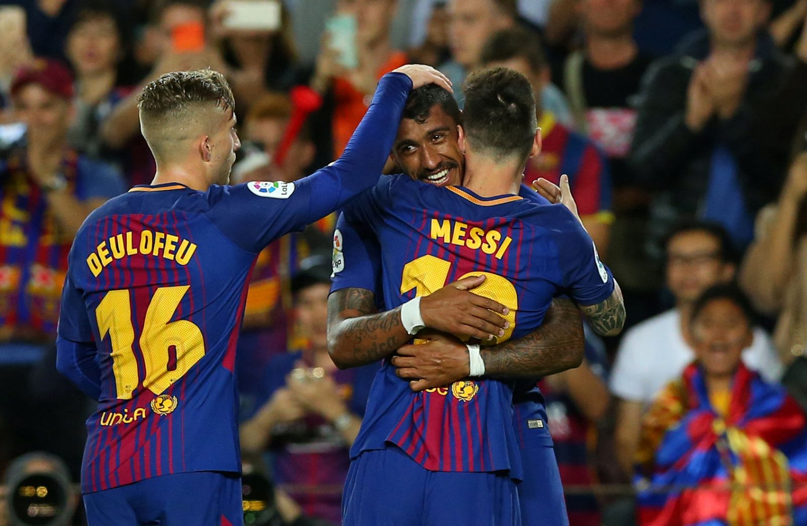 Messi y Paulinho celebran el gol del brasileño.