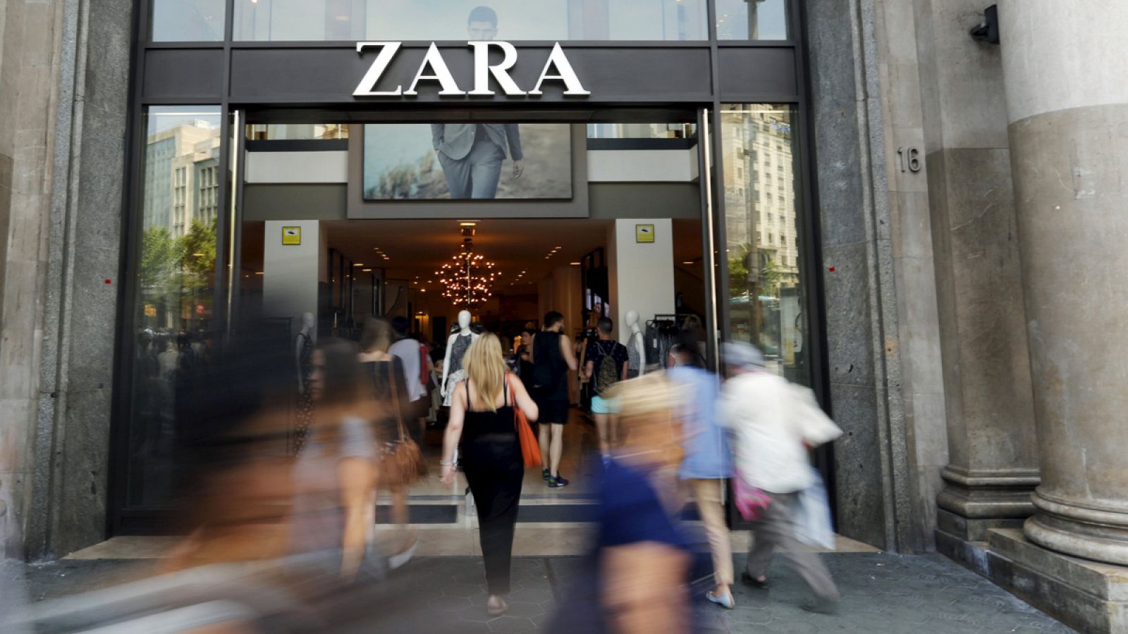 Entrada de la tienda de Zara en el Paseo de Gracia de Barcelona