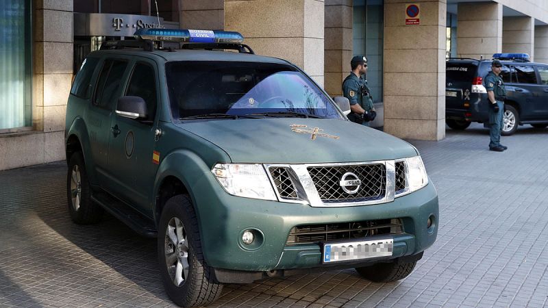 Agentes de la Guardia Civil ante la sede de la empresa T-Systems