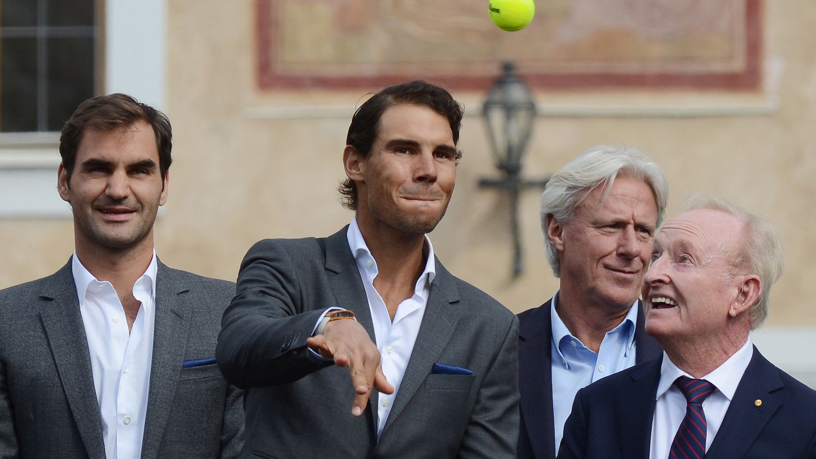 Nadal, junto a Federer y Rod Laver, con Borg por detrás, en la presentación de la Copa Laver.