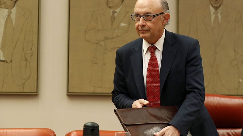 El ministro Montoro en la Comisión de Hacienda del Congreso