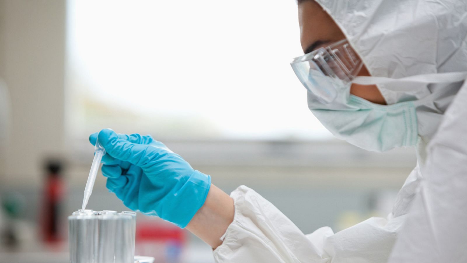 Un científico maneja instrumental en un laboratorio