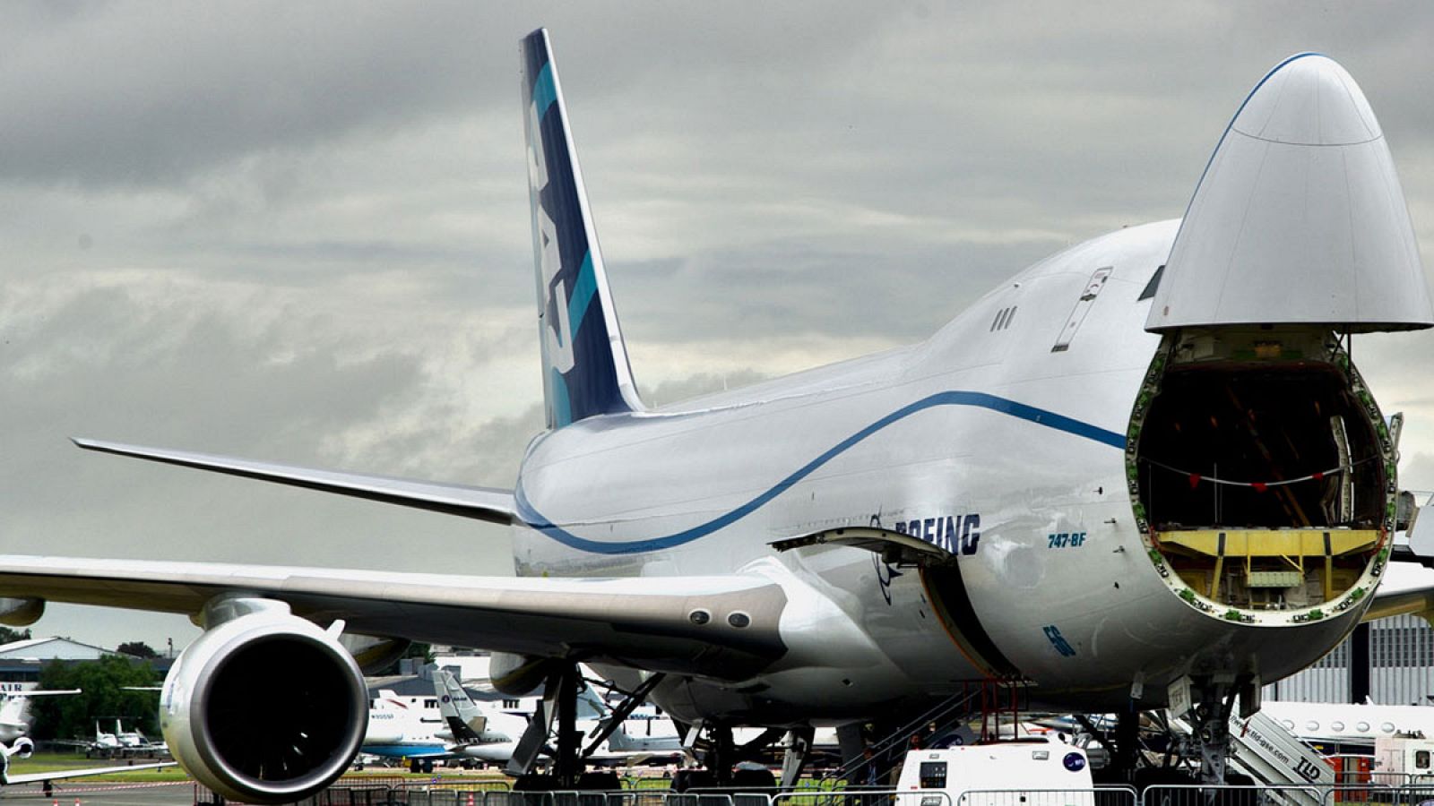 Un Boeing 747 de carga posado en un aeropuerto