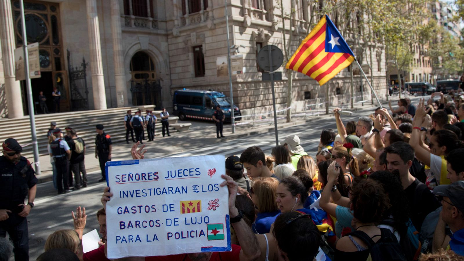 Concentración convocada por ANC y Òmnium ante el Tribunal Superior de Justicia de Cataluña (TSJC) para protestar por las detenciones en la operación contra el referéndum del 1-O