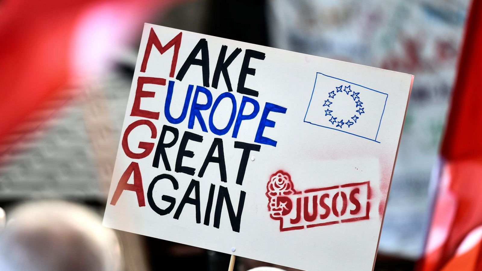 Un simpatizante sostiene un cartel durante un acto de campaña de SPD