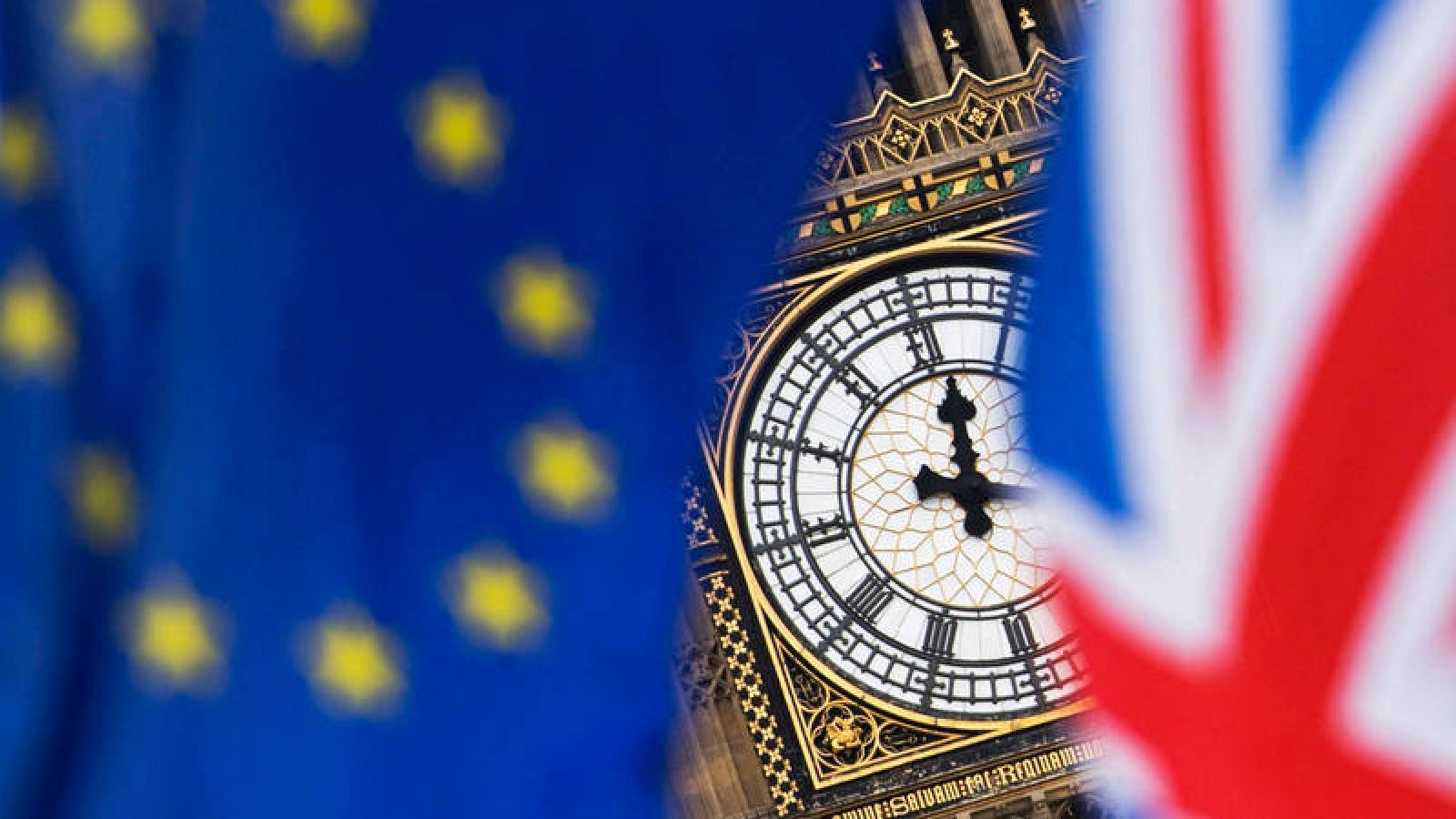 Vista del reloj del Big Ben entre una bandera del Reino Unido y una de la Unión Europea durante una protesta contra el "brexit" en el exterior del parlamento británico en Londres (Reino Unido), el 5 de septiembre de 2017. 
