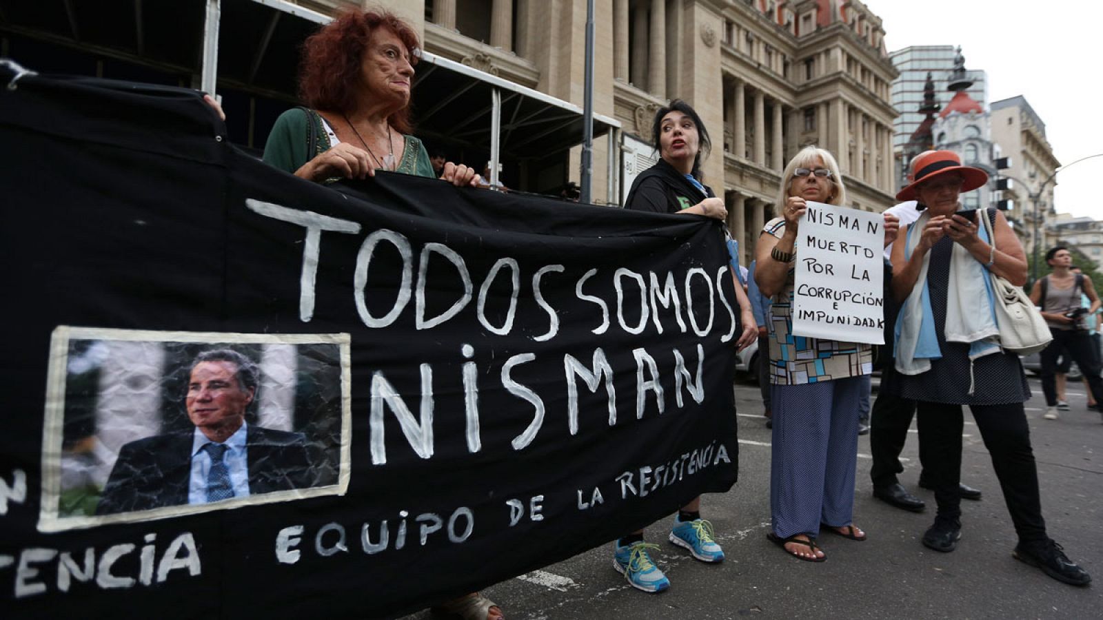 Imagen de archivo de manifestantes marchando para pedir justicia en el caso de Alberto Nisman en febrero de 2016, en Buenos Aires (Argentina).