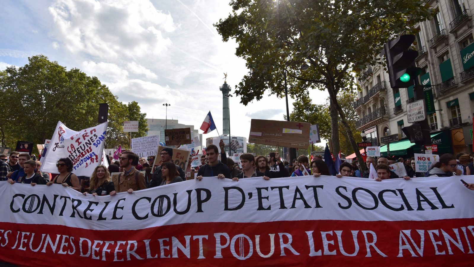 Los manifestantes en París portan una pancarta que reza "Contra el golpe de estado social"