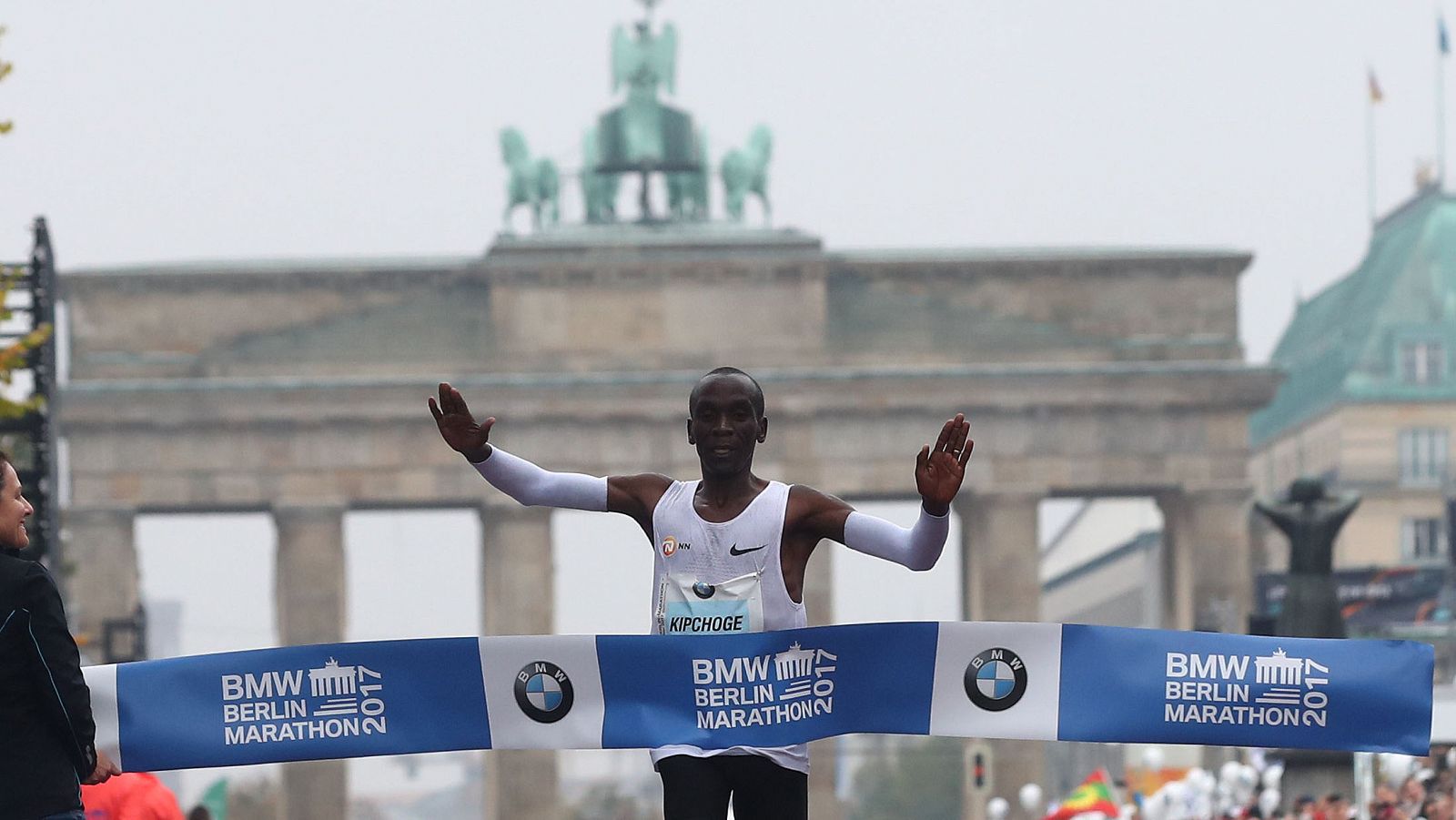 Kipchoge gana en Berlín.