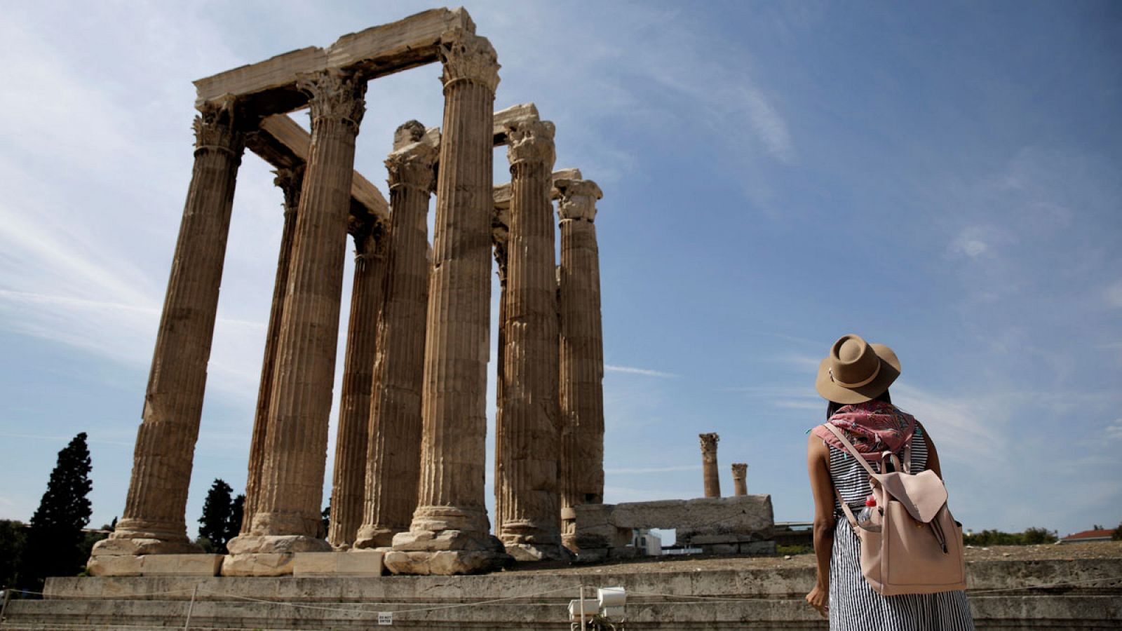 Una turista contempla el templo de Zeus en Atenas