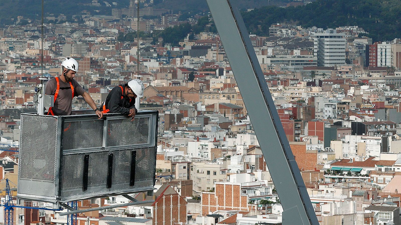 Unos trabajadores en la Sagrada Familia de Barcelona