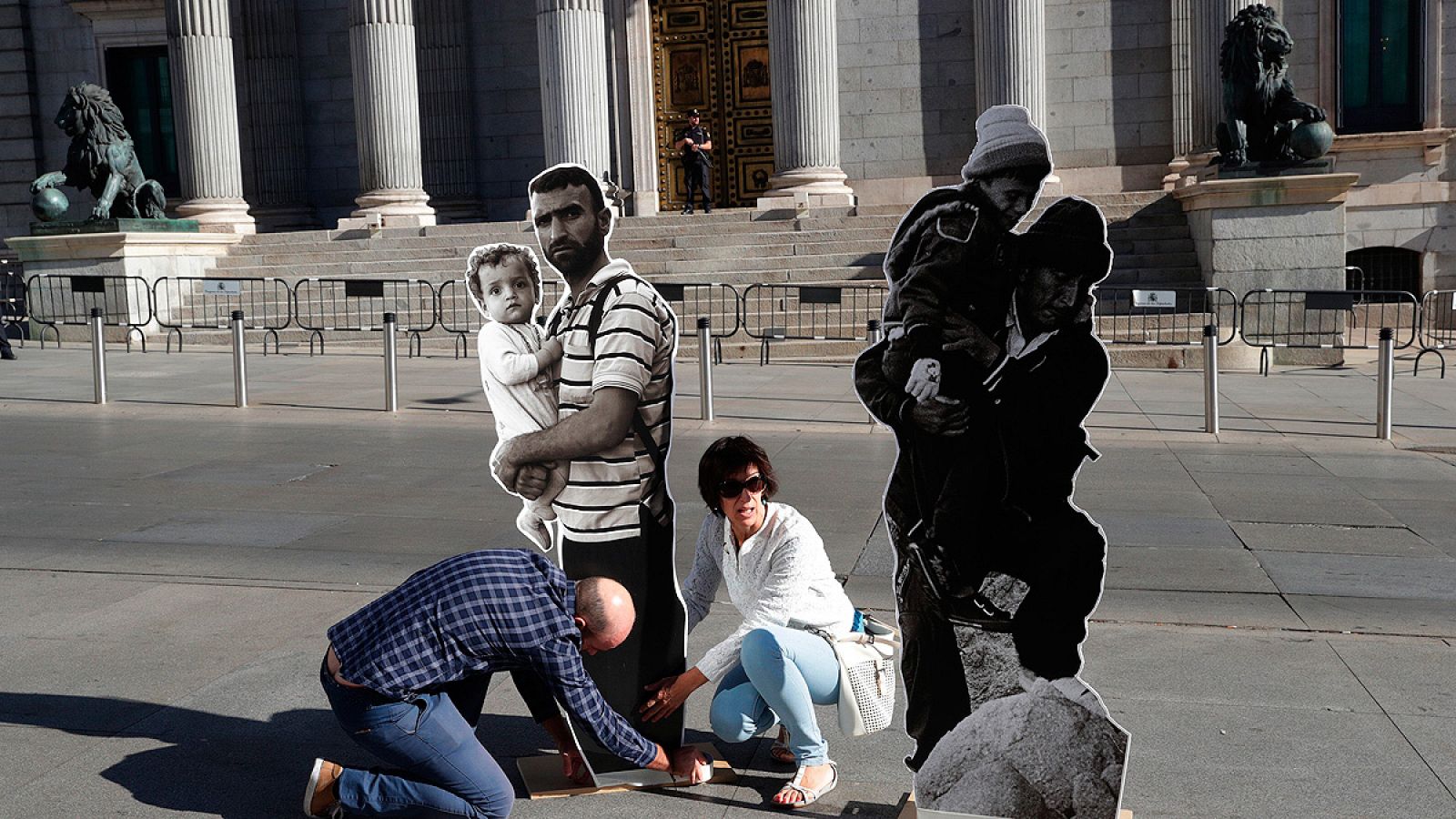 Amnistía Internacional rodea el Congreso con fotografías de personas refugiadas