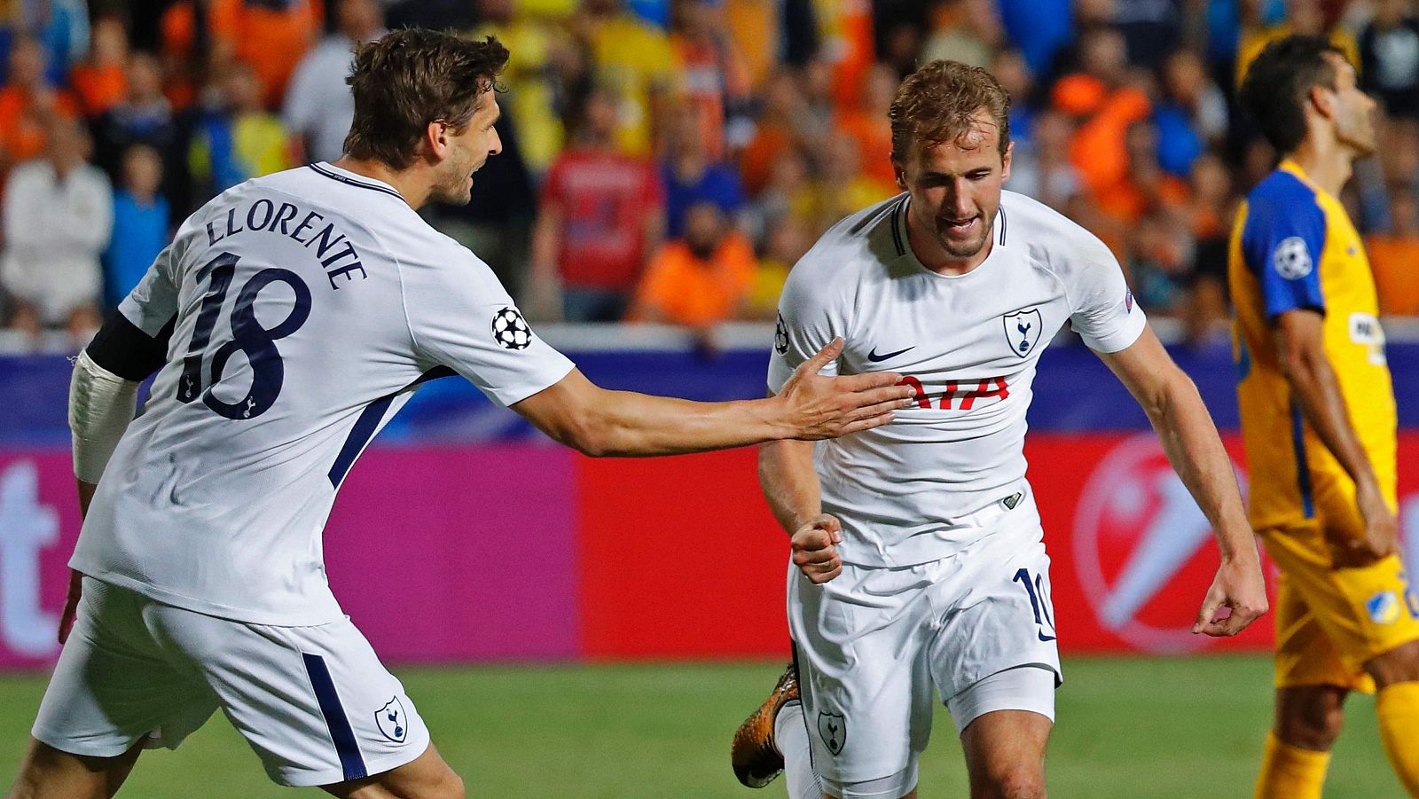 Harry Kane celebra con el español Fernando Llorente uno de los goles del Tottenham.