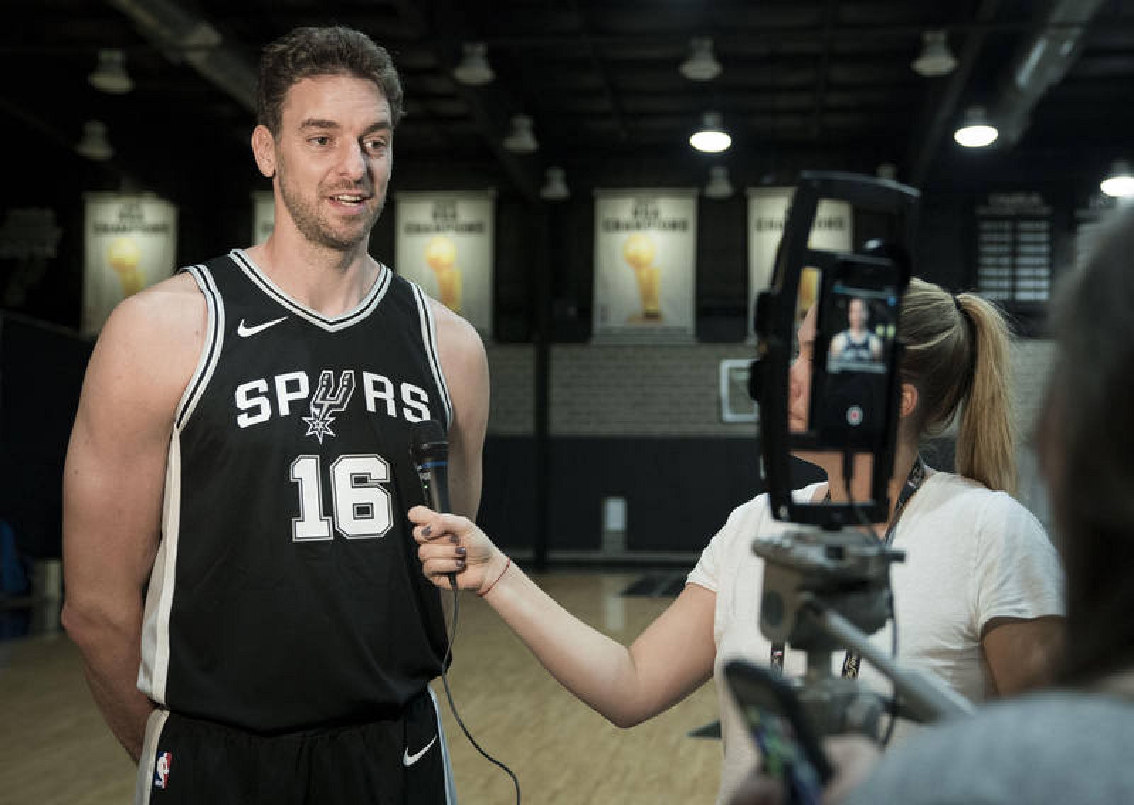 Pau Gasol (San Antonio Spurs) atiende a los medios de comunicación.
