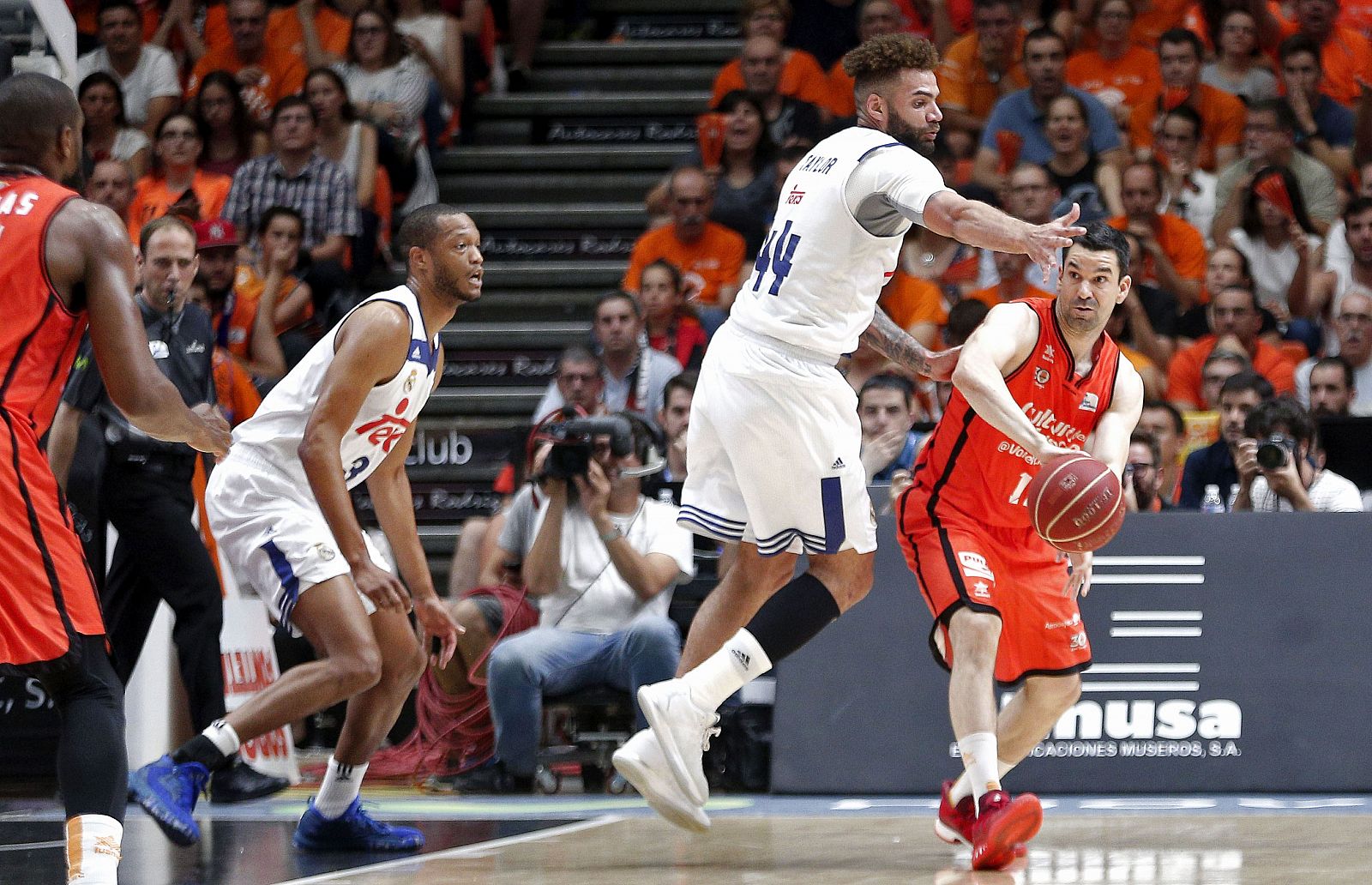 Lance de un partido de la final de la ACB de la temporada pasada entre el Valencia y el Real Madrid