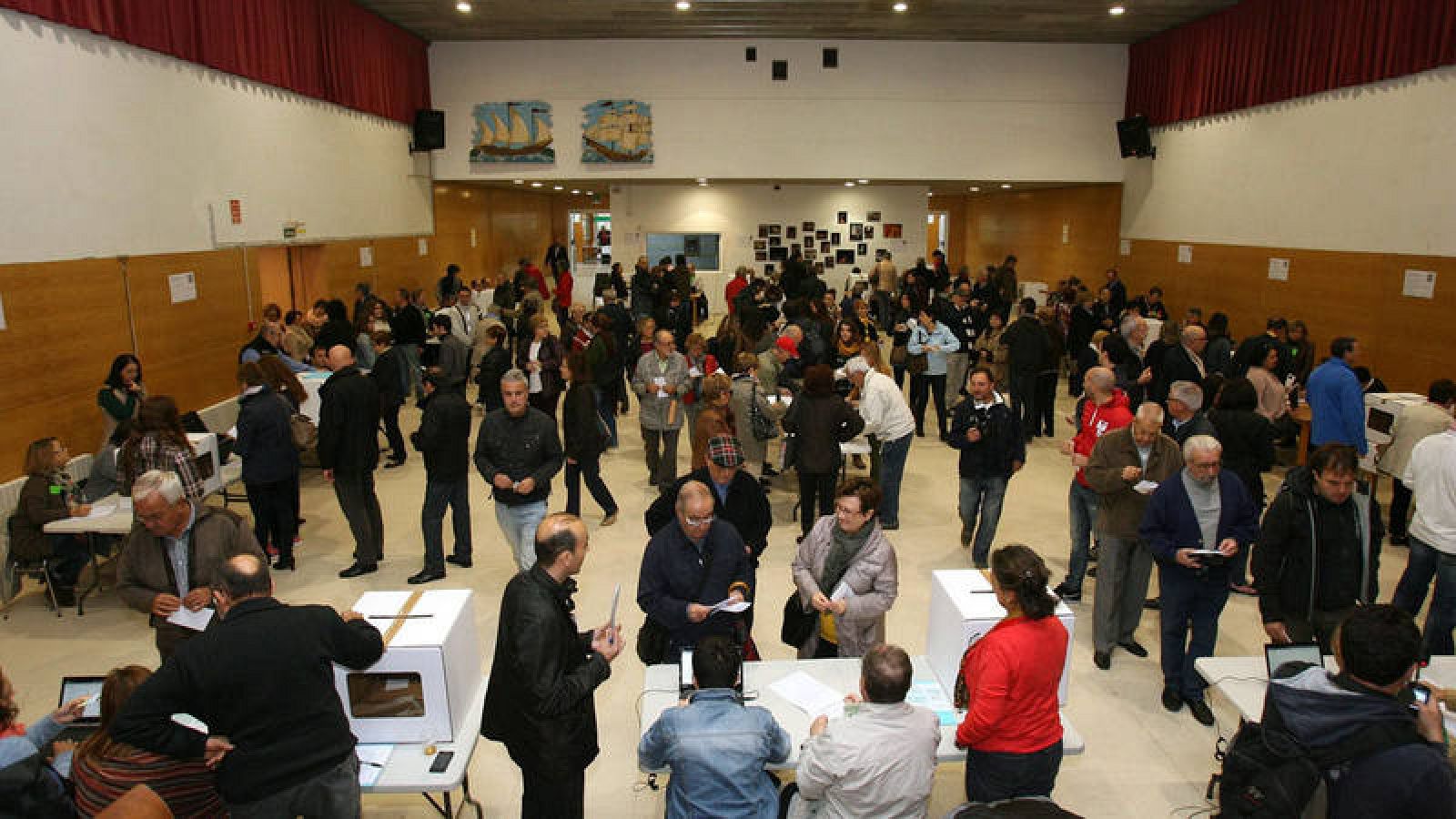 Votaciones en el Instituto Marti i Franques de Tarragona en la consulta del 9N