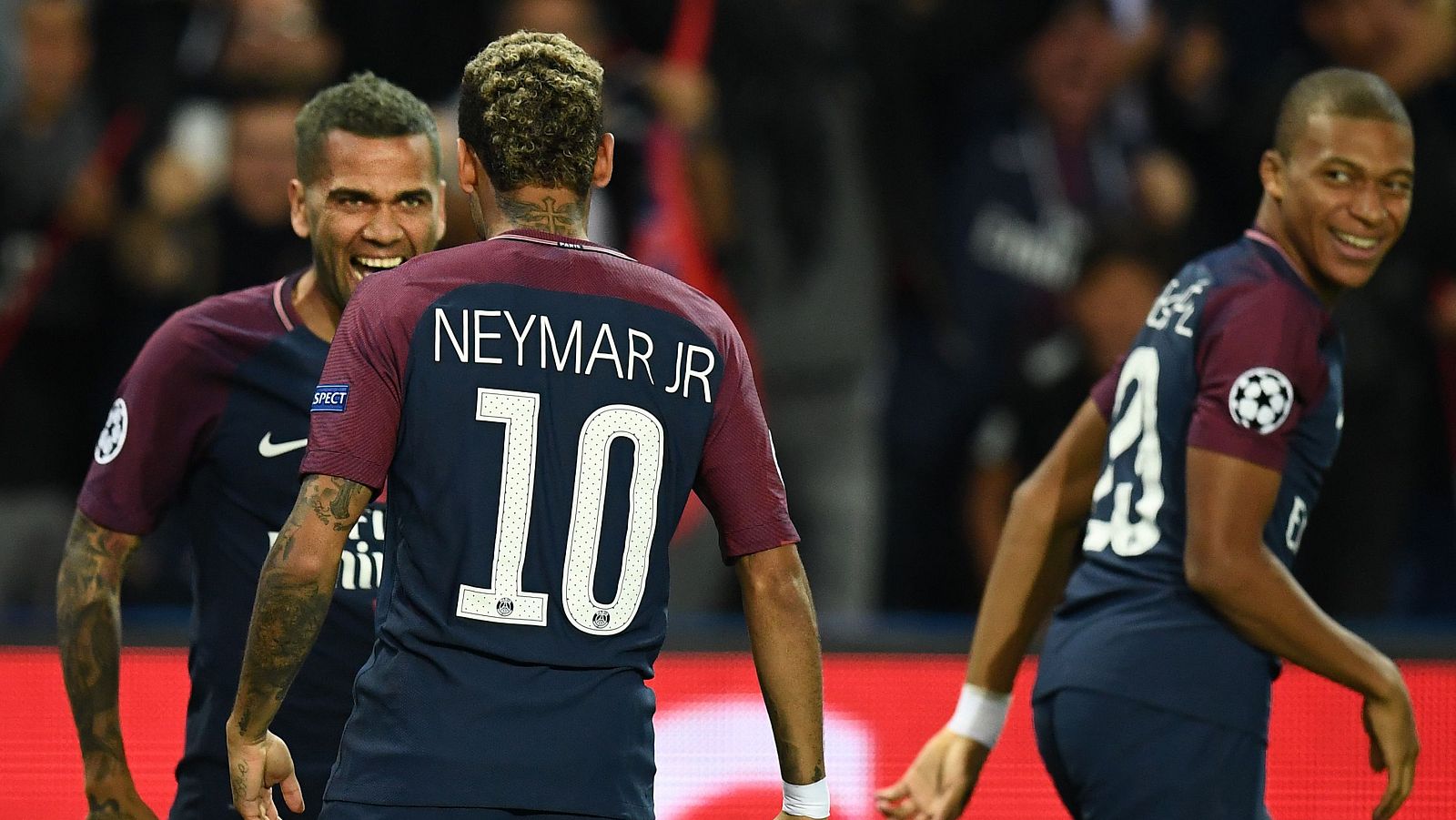 Dani Alves celebra el primer gol del PSG ante el Bayern.